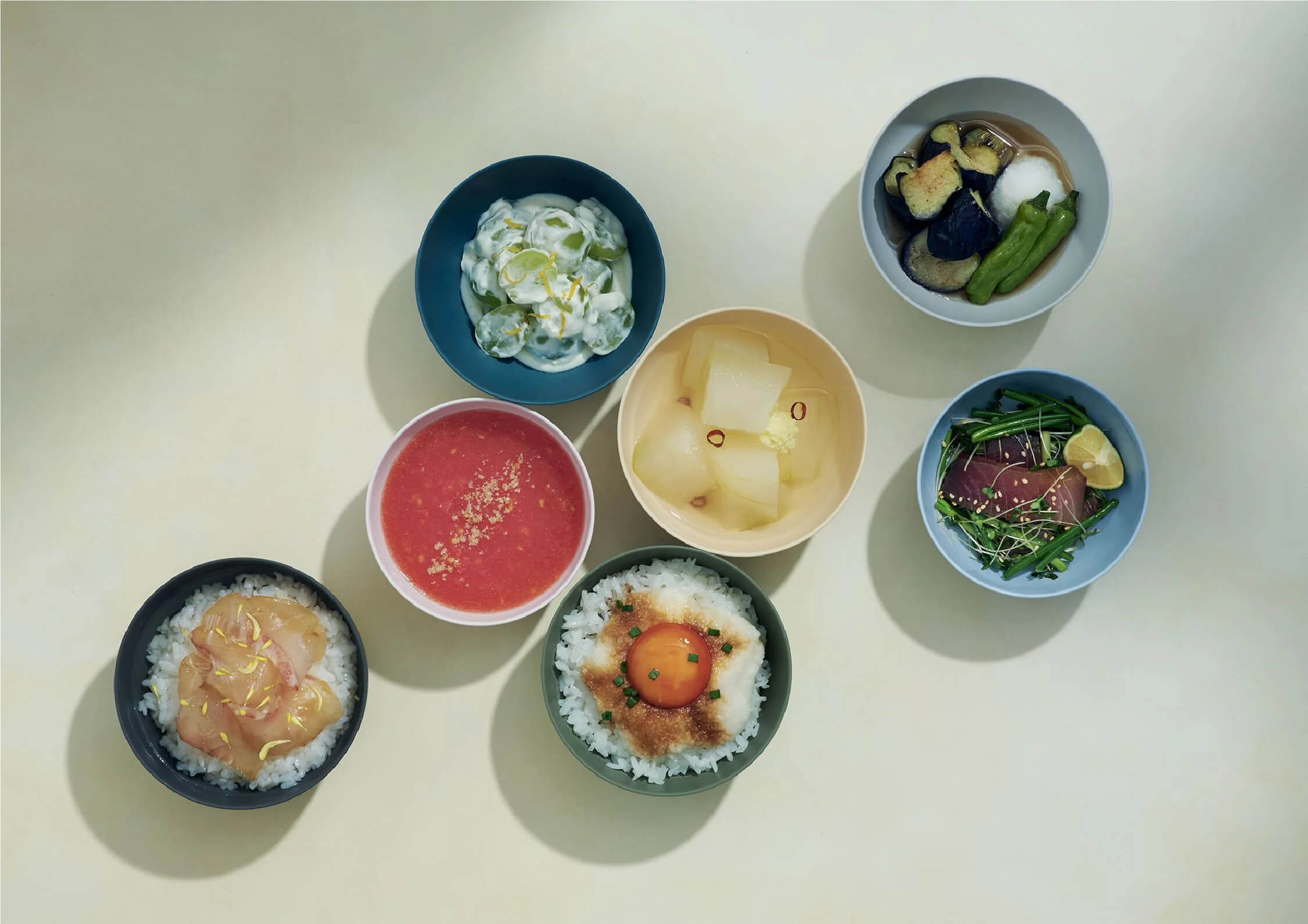 色とりどりの食材が並んだ小鉢のセット