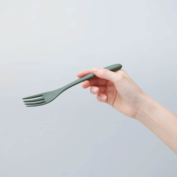 フォークを持つ手のシンプルな画像